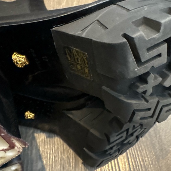 Black Leather Boots with Gold Medusa Detail - Picture 4 of 6